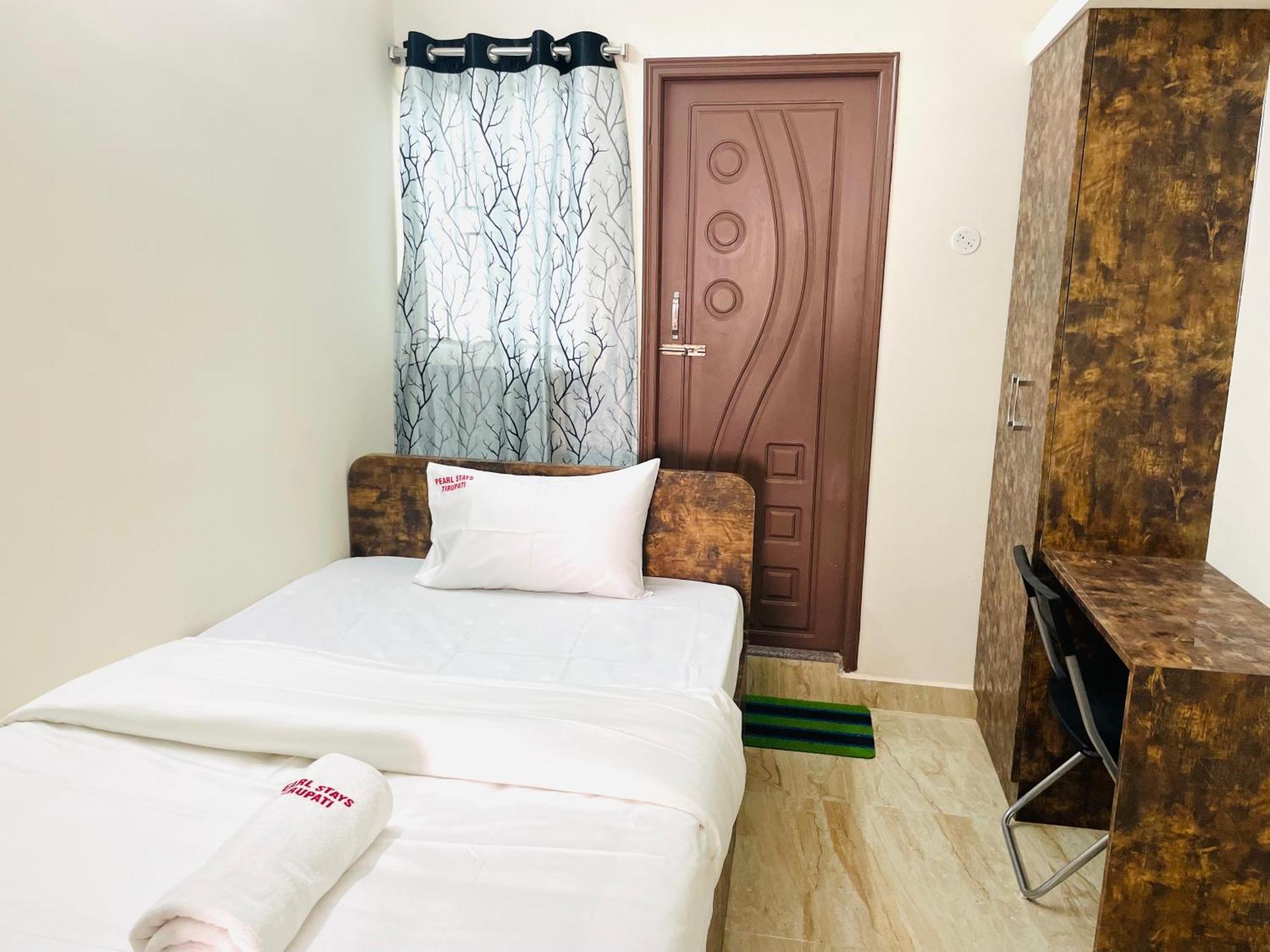Pearl Stays, Tirupati - Very Convenient For The People Coming From Bangalore And Chennai - You Can Skip City Traffic While Reaching Any Temple In Tirupati - Covered Parking - 24Hrs Front Desk And Hot Water - Free Wifi - Flexible Checkin-In Check-Out المظهر الخارجي الصورة