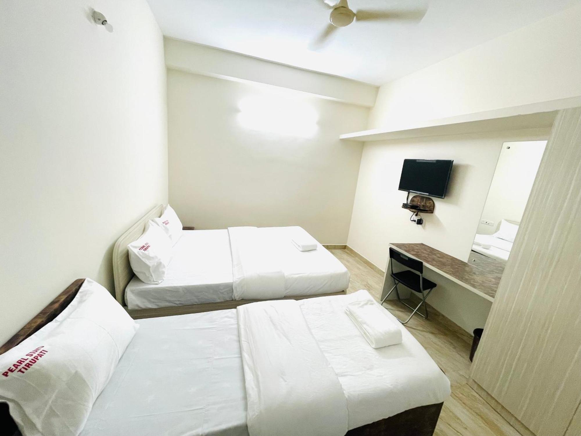 Pearl Stays, Tirupati - Very Convenient For The People Coming From Bangalore And Chennai - You Can Skip City Traffic While Reaching Any Temple In Tirupati - Covered Parking - 24Hrs Front Desk And Hot Water - Free Wifi - Flexible Checkin-In Check-Out المظهر الخارجي الصورة